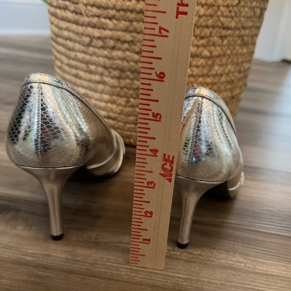 BCBG Paris PL-Danny Heel in Metallic Silver Shoe Size 9 NEW - Picture 10 of 12
